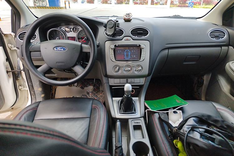 Used Ford Focus 2013 Hatchback Classic 1.8L Manual Base Model Center Console