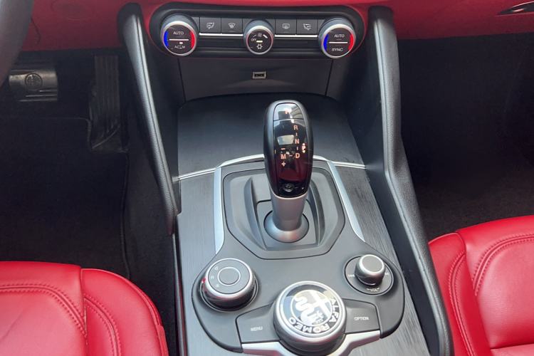 Used Alfa Romeo Giulia 2017 2.0T 200HP Luxury Edition
