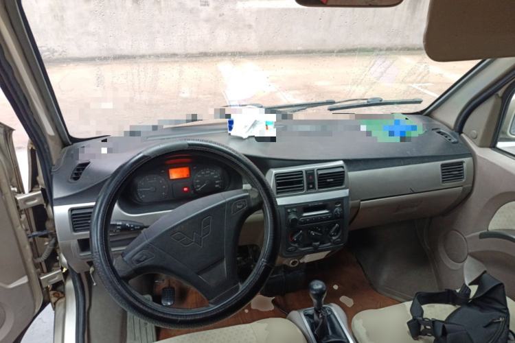 Used Wuling Rongguang 2011 1.2L Standard Version Center Console