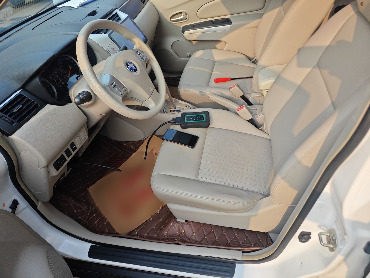 المقاعد الأمامية داخل السيارة