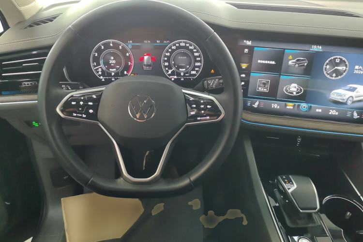 Used Volkswagen Touareg 2021 3.0 TSI Luxury Edition Black Diamond Sport Package Center Console