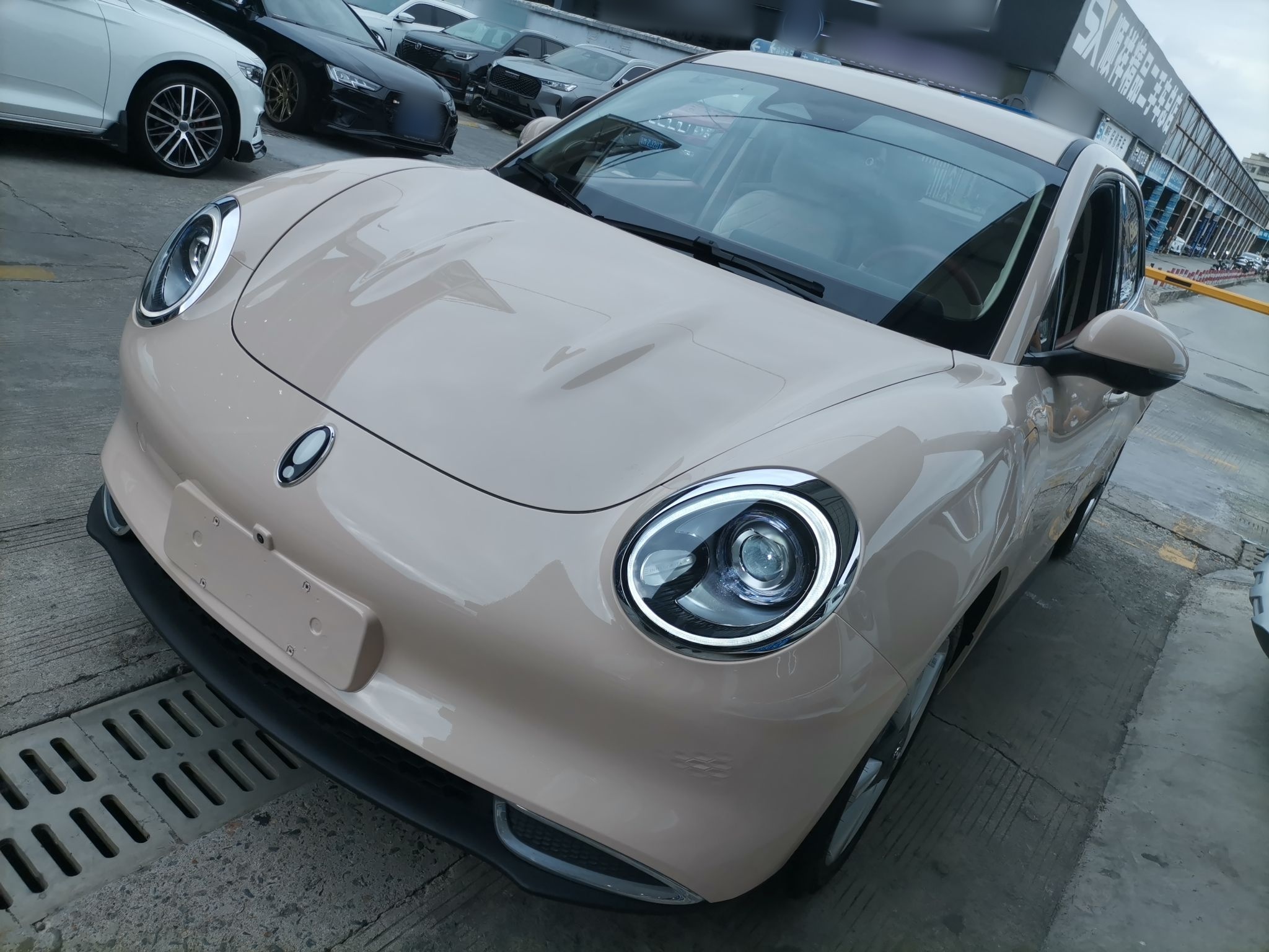 تحت مقدمة السيارة