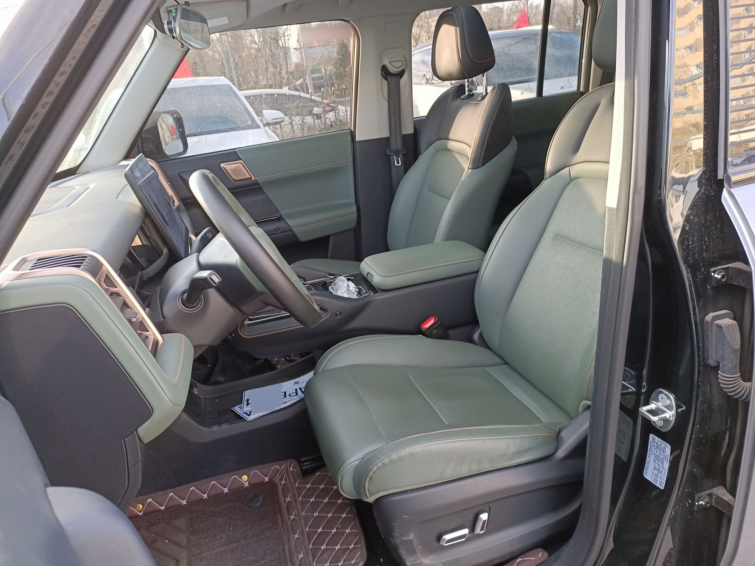 المقاعد الأمامية داخل السيارة