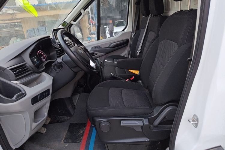 Used SAIC MAXUS Xintu V90 2024 Zhiyun 2.0T Manual Rear-Drive Extended-Wheelbase Ultra-High-Roof Model with Dual Rear Tires and 3 Seats
