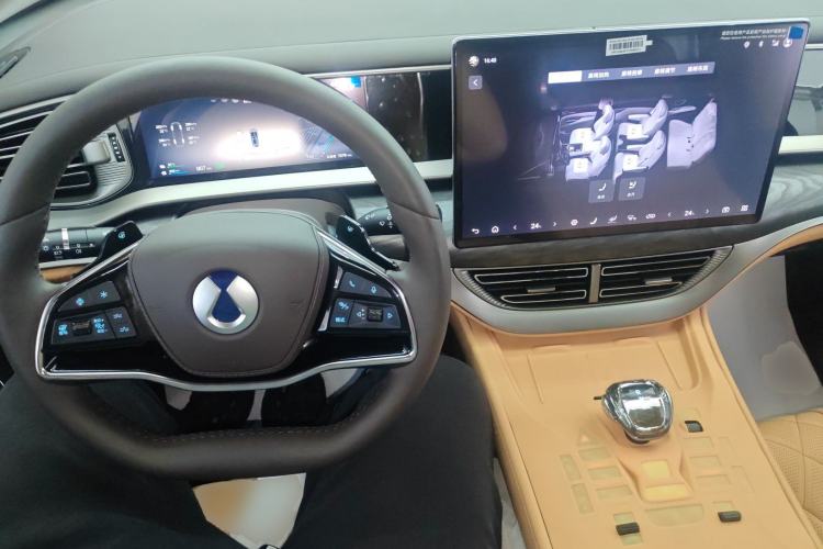 Used Denza D9 2025 DM-i Smart Drive 1020 Four-Wheel Drive Deluxe Model Center Console