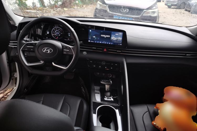 Used Hyundai Elantra 2022 1.5L CVT LUX Prestige Edition Center Console