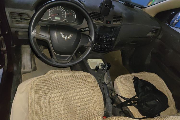 Used Wuling Hongguang 2015 1.5L S Base Model China IV Center Console