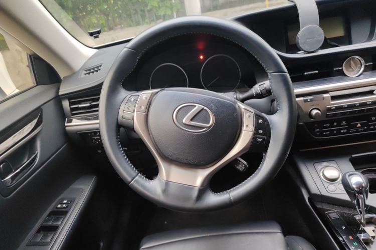 Used Lexus ES 2013 300h Elite Edition Steering Wheel