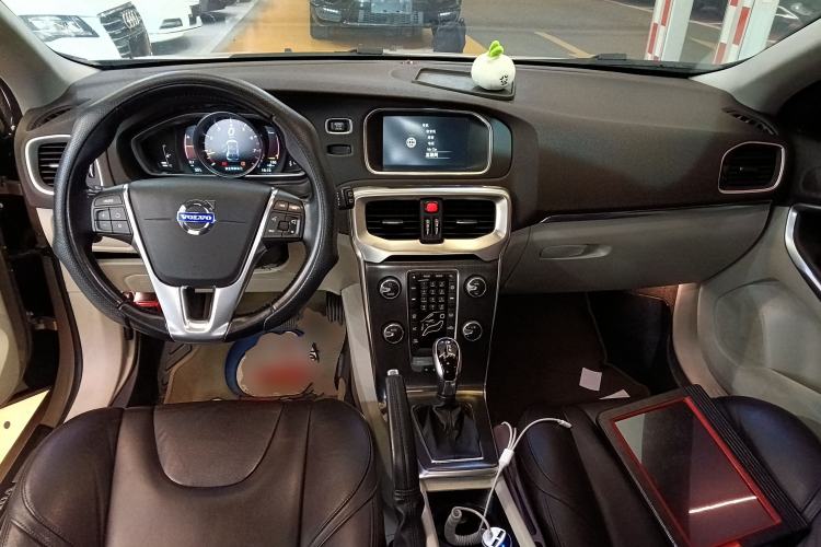 Used Volvo V40 2015 1.6T Zhiyi Edition Center Console