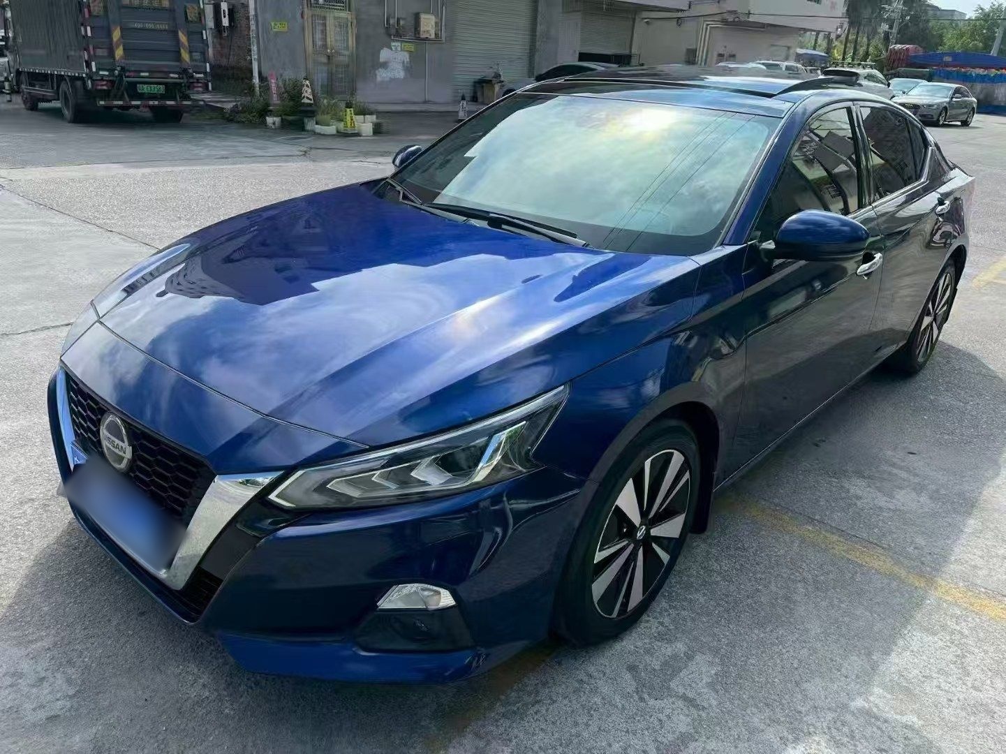 تحت مقدمة السيارة