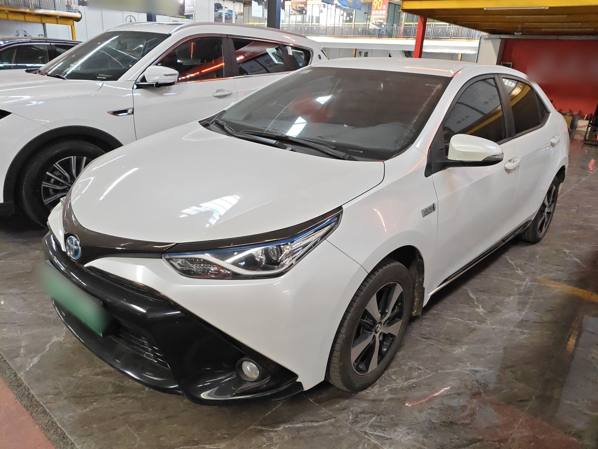 Под передней частью автомобиля