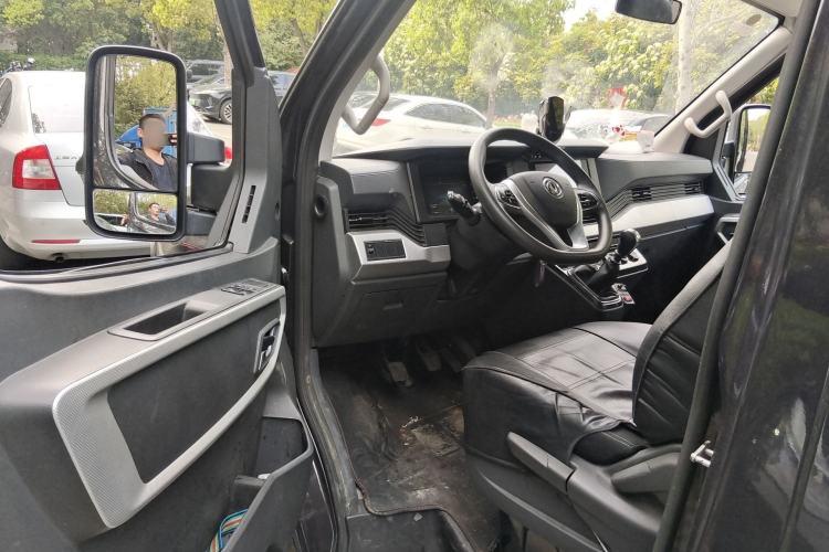 Used Dongfeng Yufeng 2023 V9+ 2.0T Manual Front-Wheel-Drive Multi-Function Mid-Roof Van with 7/8/9 Seats Driver Seat