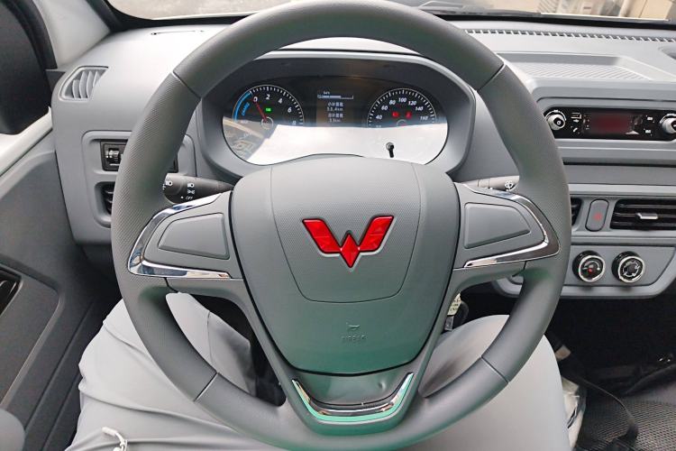 Used Wuling Yangguang 2024 300KM Comfort Version Passenger Van 75kW