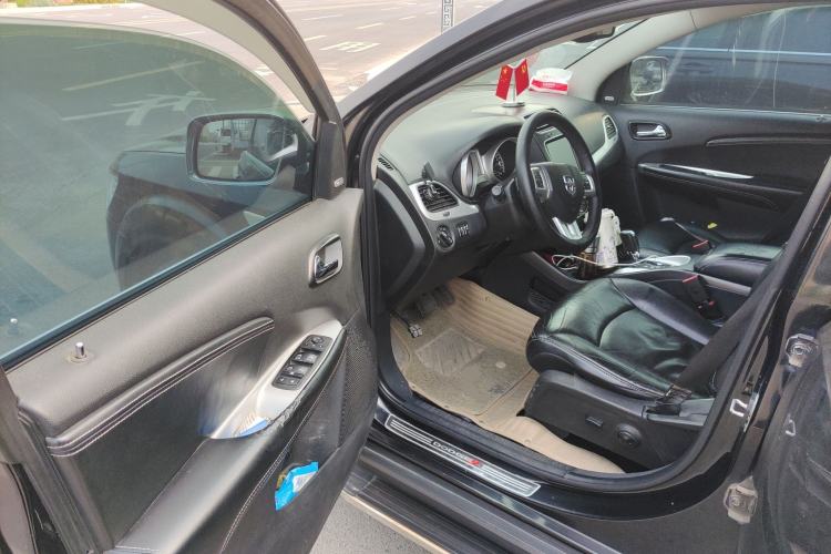 Used Dodge Journey 2013 2.4L Two-Wheel Drive Luxury Version Driver Seat