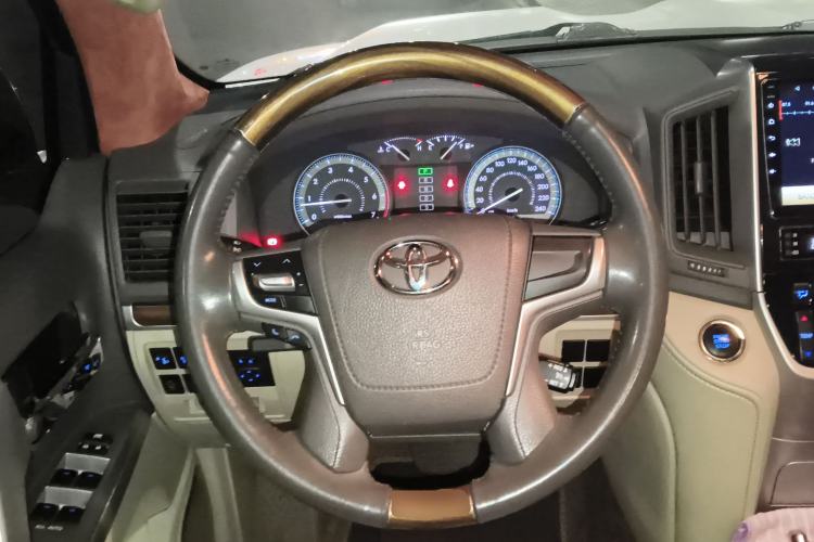 Used Toyota Land Cruiser 2015 4.6L V8 Middle East Limited Edition Steering Wheel