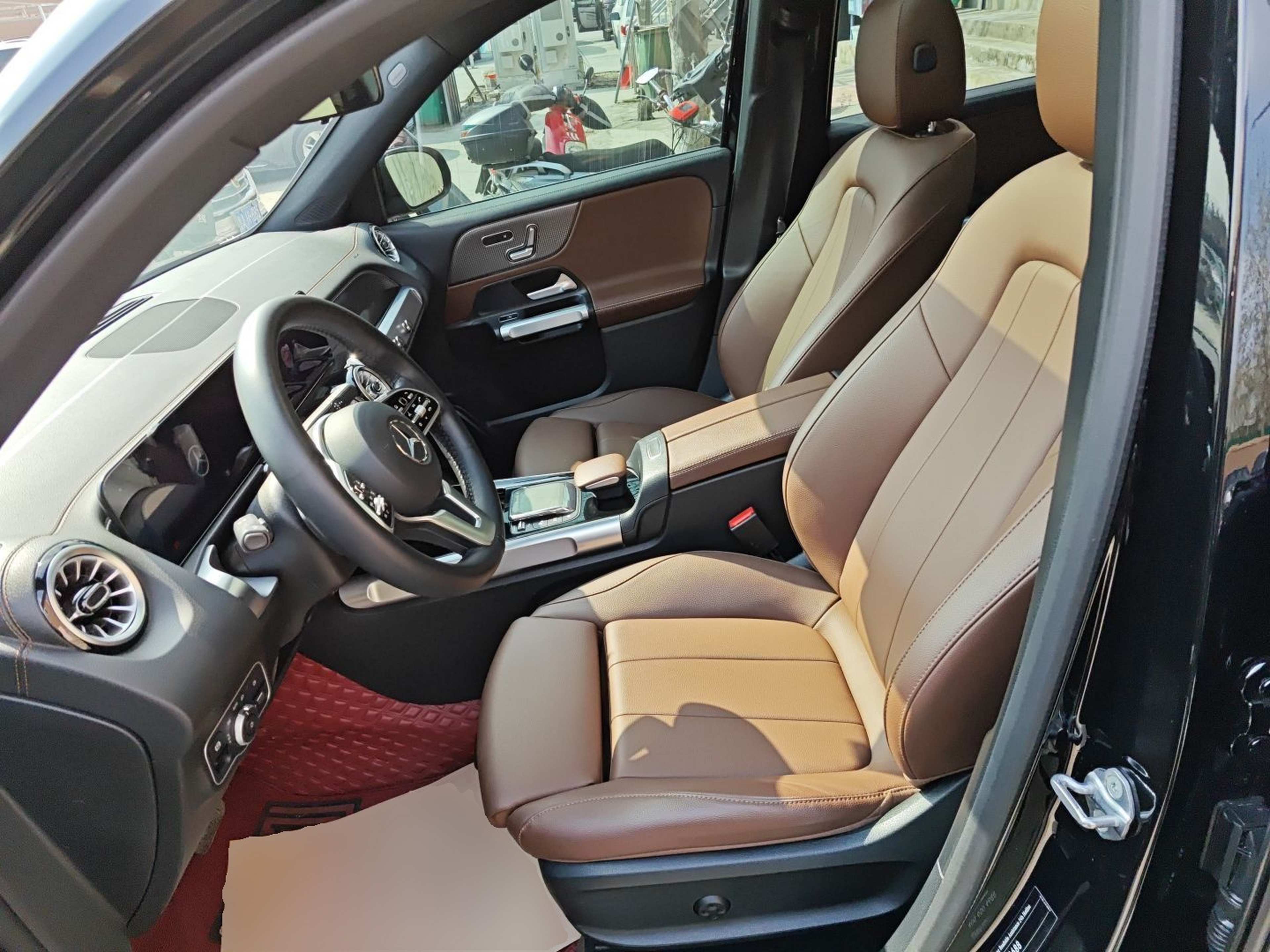 المقاعد الأمامية داخل السيارة