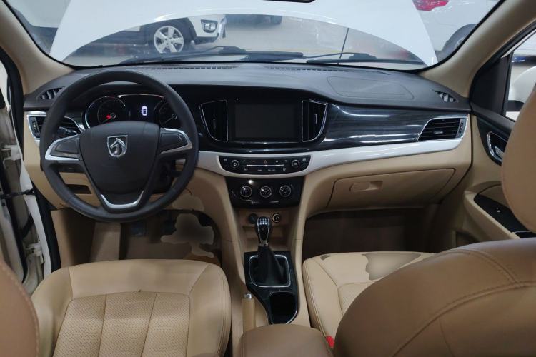 Used Baojun 730 2016 1.5L Manual Comfort Version 7 Seats China V Emission Standard Center Console