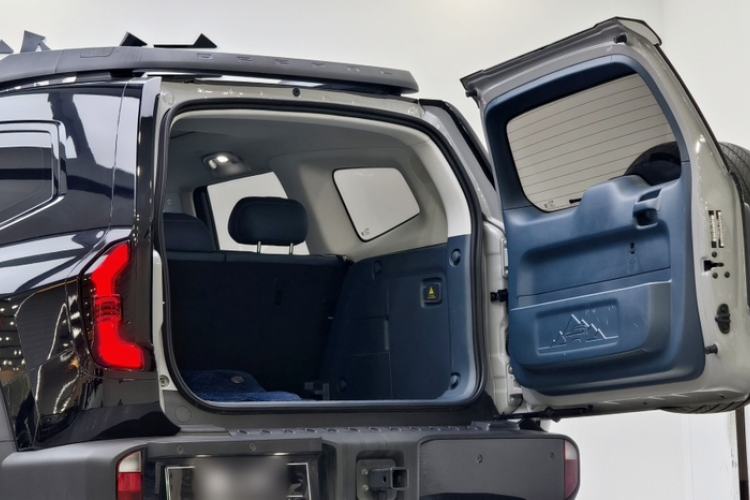 Used Deepal G318 2024 Four-Wheel-Drive Air Suspension Model Trunk