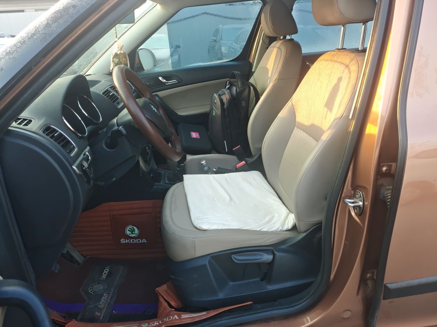 المقاعد الأمامية داخل السيارة