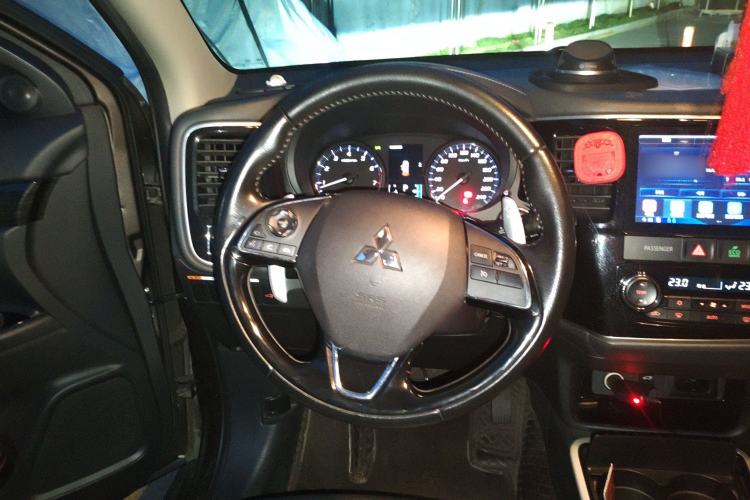 Used Mitsubishi Outlander 2019 2.4L 4x4 Zhi Xiang Edition 7 Seats China V Emission Standard
