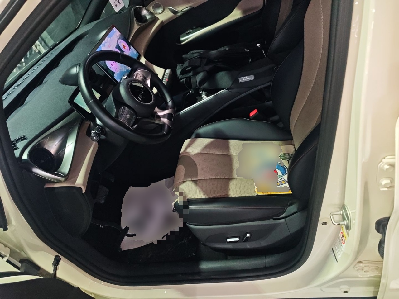 المقاعد الأمامية داخل السيارة