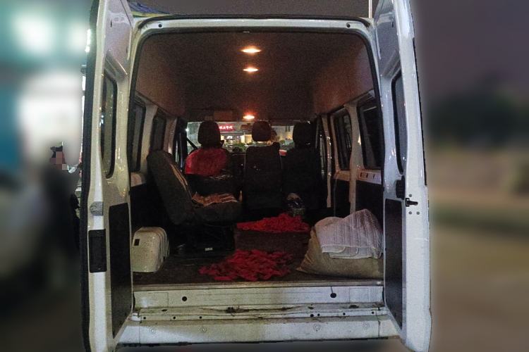 Used JMC Fushun 2023 2.0T Manual Short-Wheelbase Mid-Top Commercial Multi-Purpose 6-Seater Passenger Vehicle
