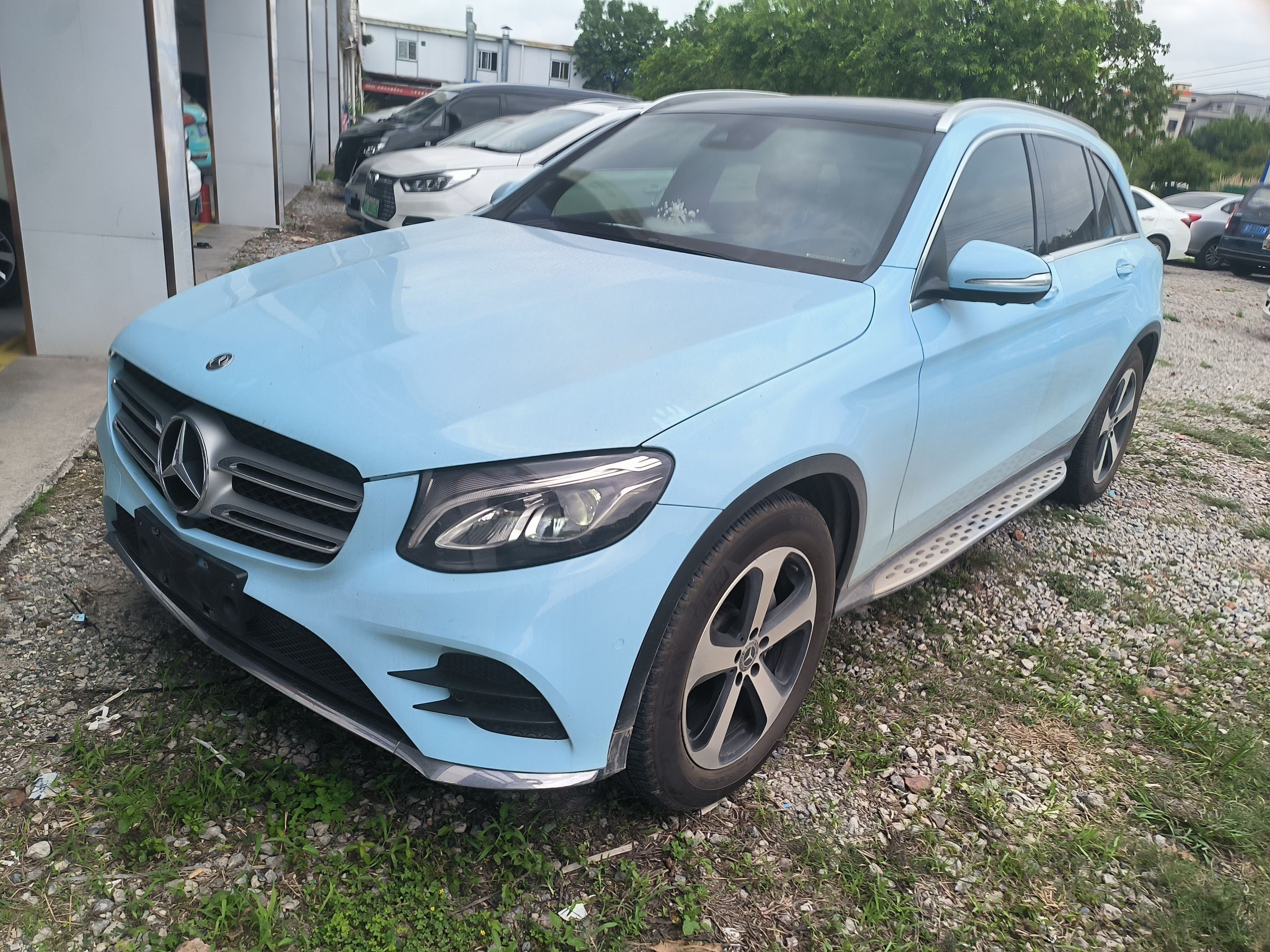 Под передней частью автомобиля