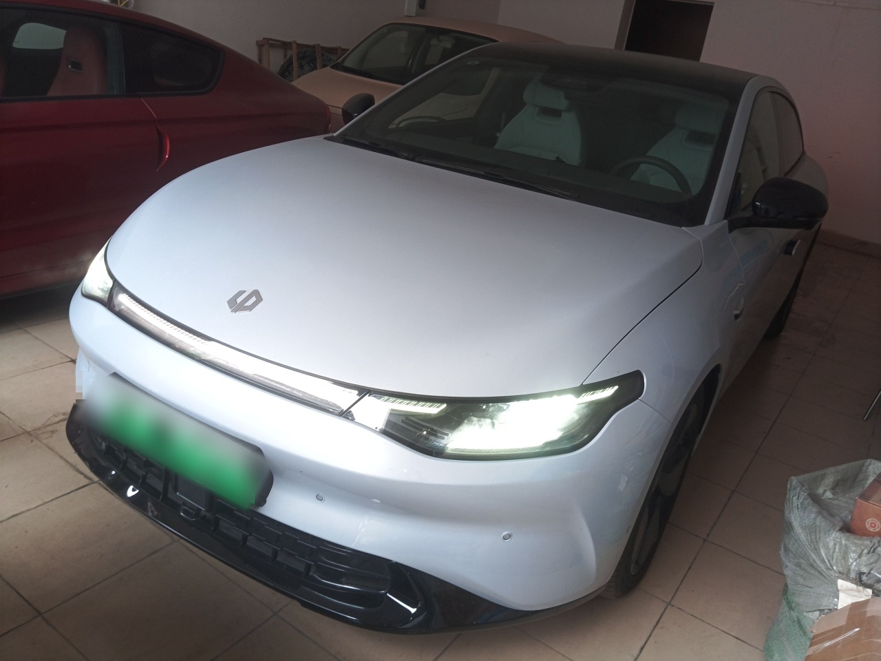 Под передней частью автомобиля