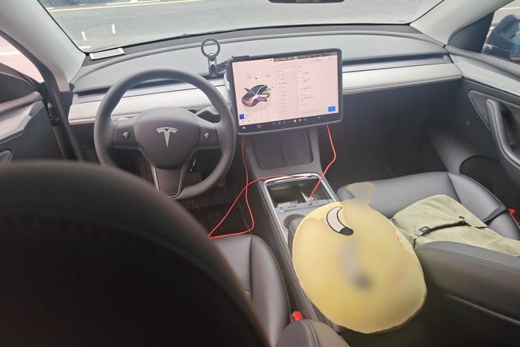 Used Tesla Model Y 2023 Rear-Wheel-Drive Version Center Console