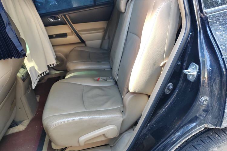 Used Toyota Highlander 2011 2.7L Two-Wheel Drive 7-Seater Supreme Edition Left Rear Seat