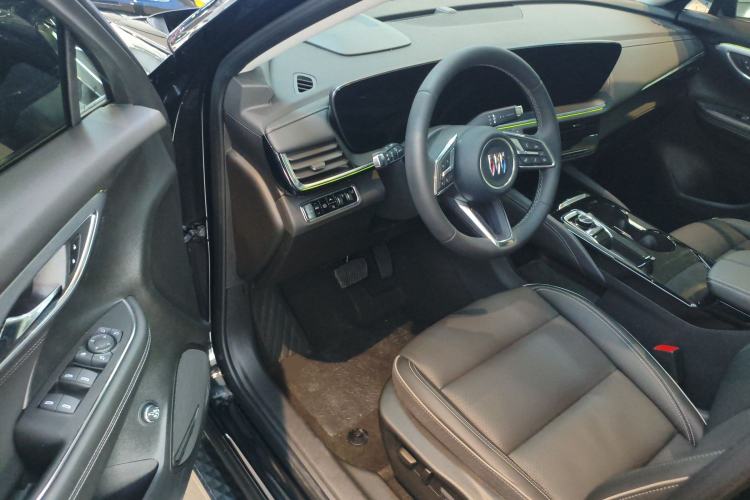 Used Buick Envision 2025 Encore Plus 28T Two-Wheel-Drive Platinum Edition
