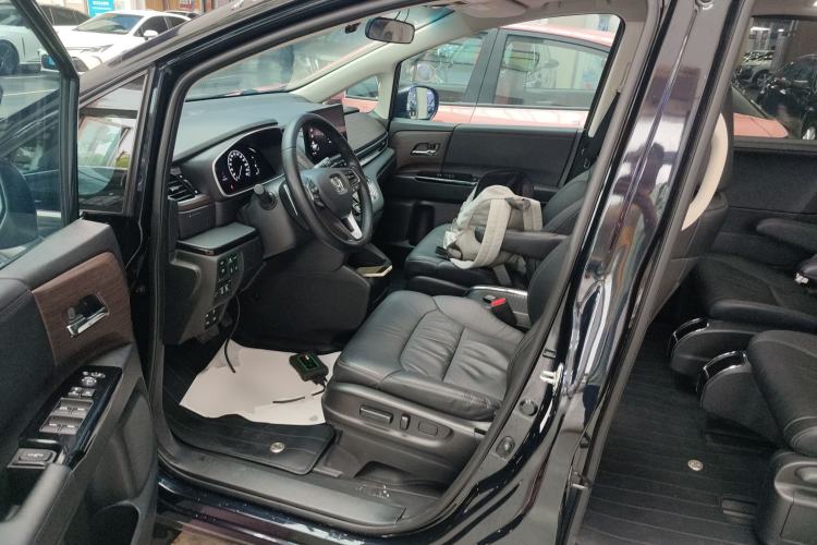Used Honda Odyssey 2022 2.0L eHEV Sharp Enjoyment Edition Left Front Seat