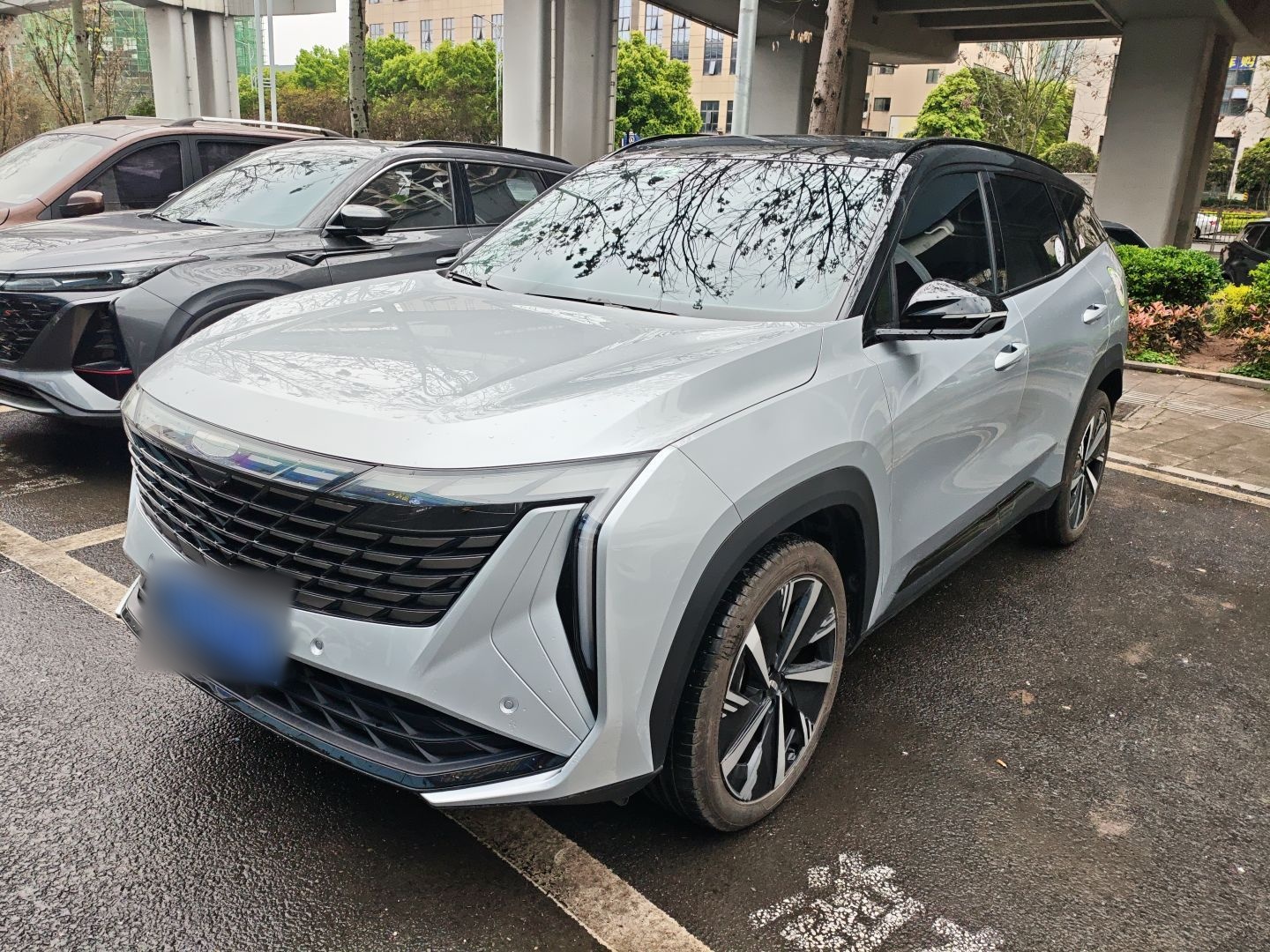 تحت مقدمة السيارة