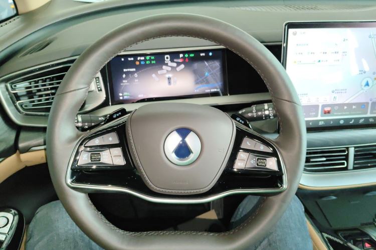 Used Denza D9 2025 DM-i Smart Drive 1020 Four-Wheel Drive Deluxe Model
