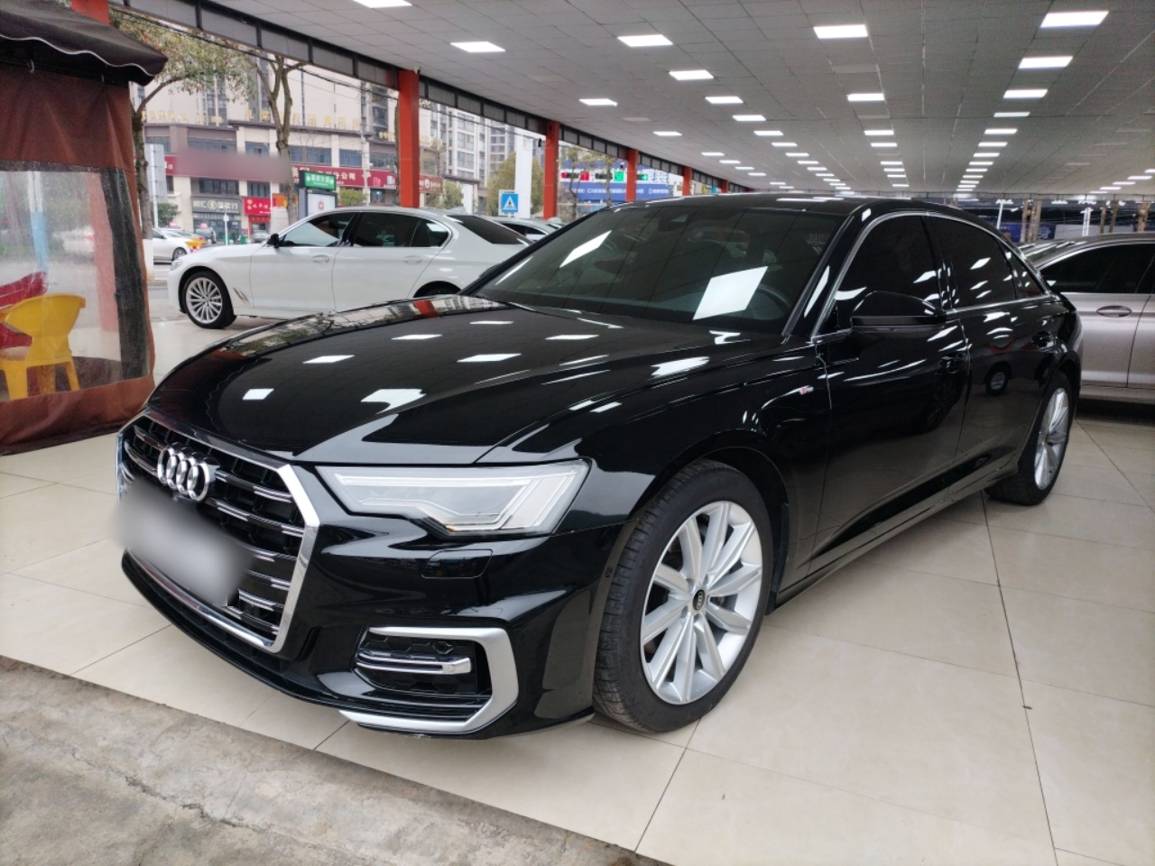 Под передней частью автомобиля