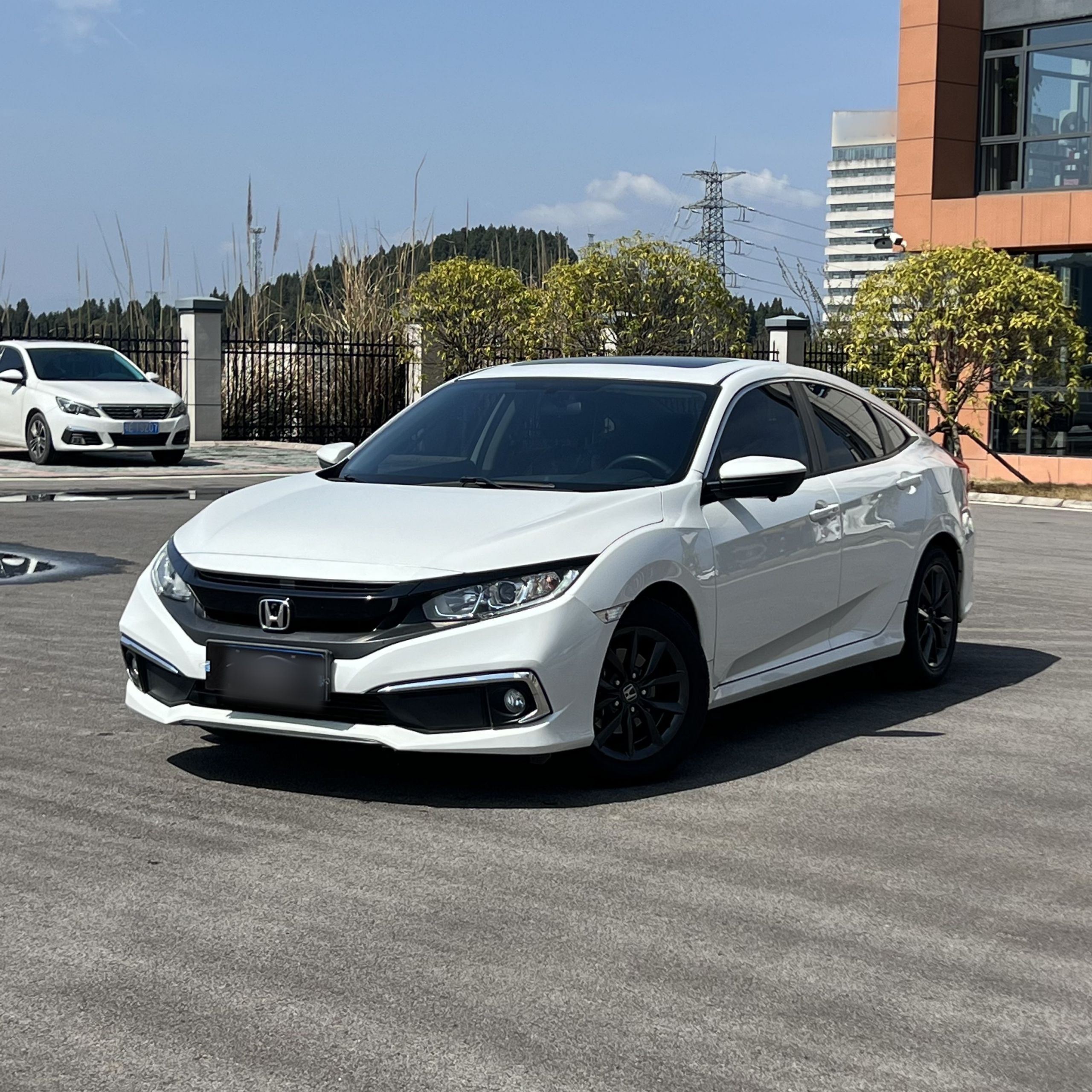 Под передней частью автомобиля