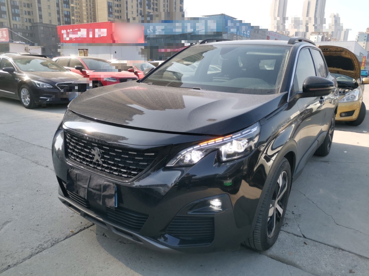 تحت مقدمة السيارة