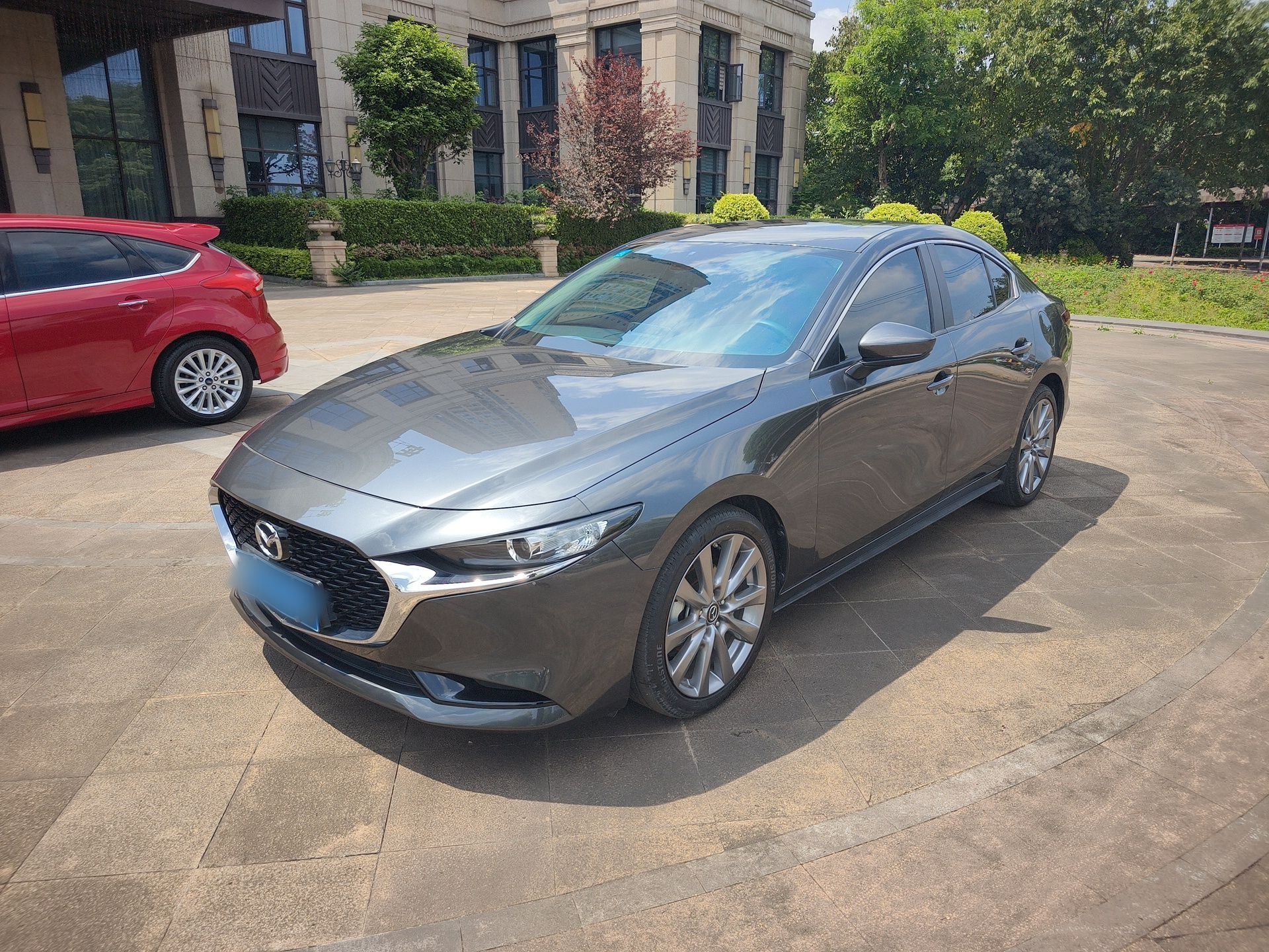 Под передней частью автомобиля