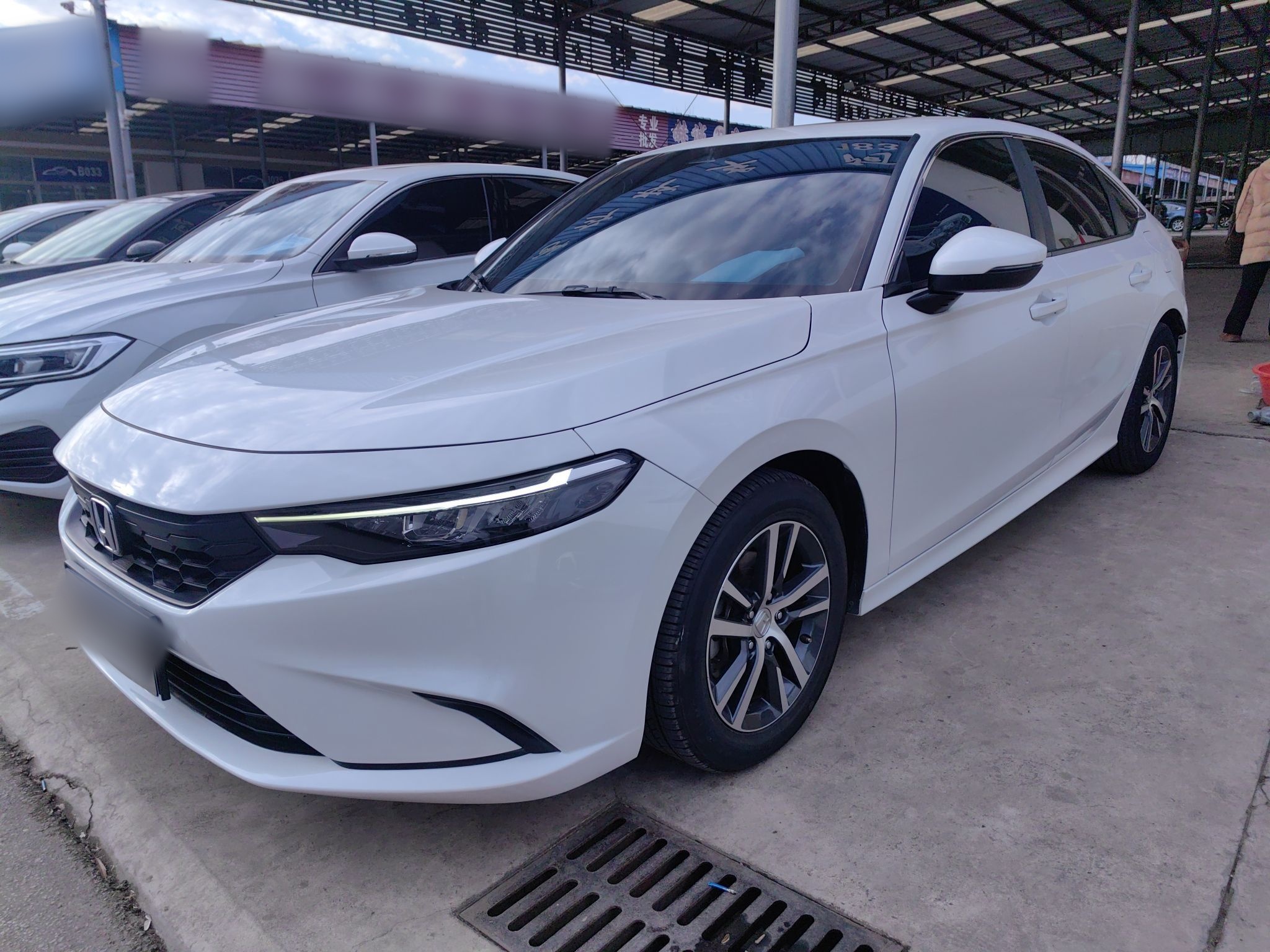 تحت مقدمة السيارة