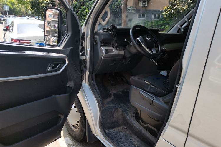 Used Dongfeng Yufeng 2023 V9+ 2.0T Manual Front-Wheel-Drive Multi-Function Mid-Roof Van with 7/8/9 Seats Driver Seat