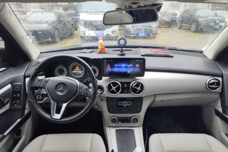 Used Mercedes-Benz GLK-Class 2013 GLK 300 4MATIC Dynamic Sunroof Model Center Console