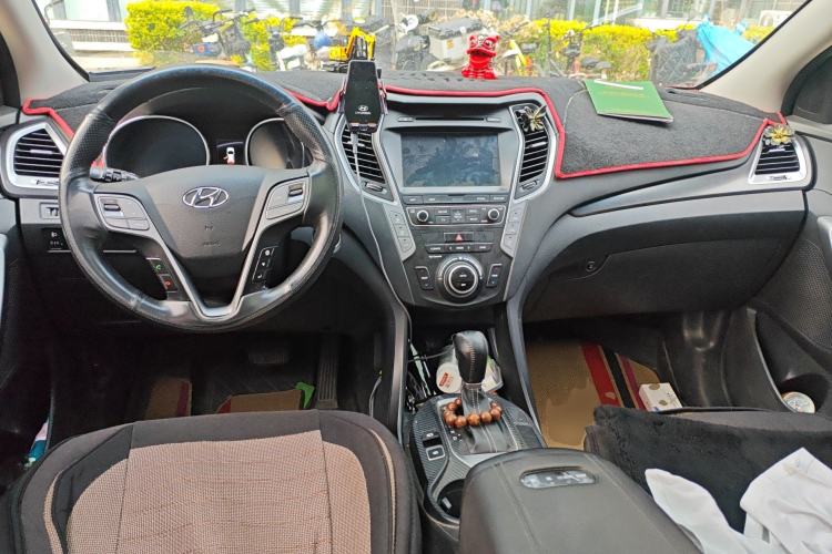 Used Hyundai Santa Fe 2017 2.0T Automatic All-Wheel Drive Smart 7-Seater Center Console