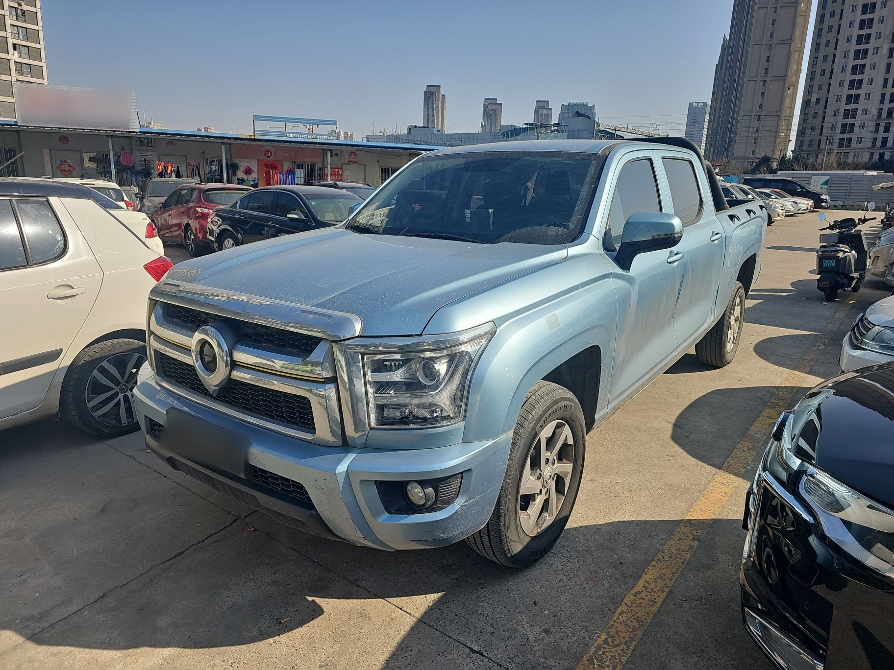 Под передней частью автомобиля