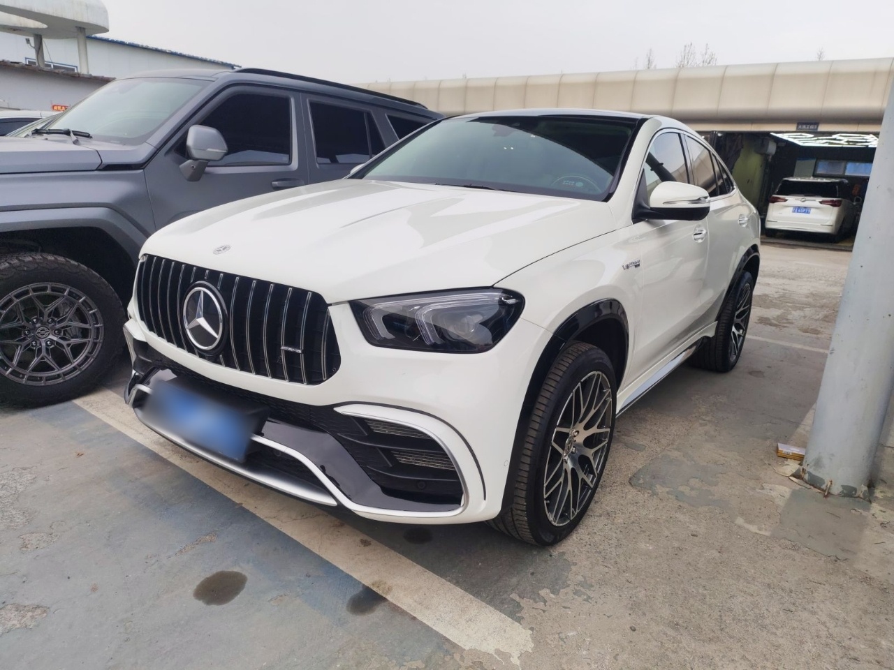 Под передней частью автомобиля