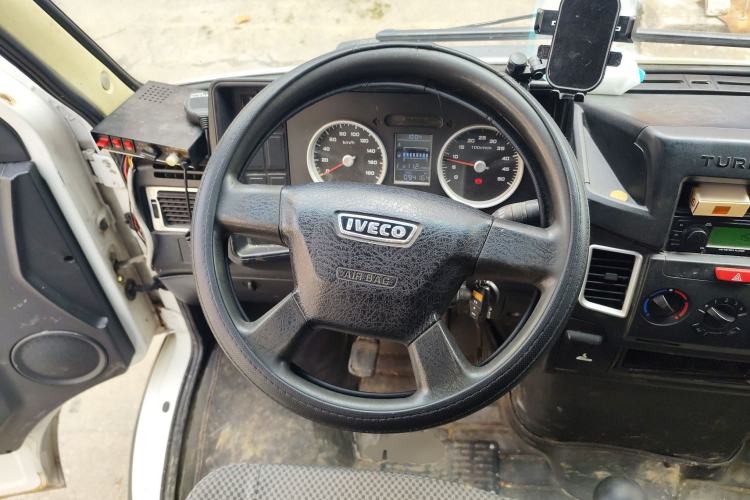 Used Iveco Daily 2017 2.5T A35 Low-Roof 5-7 Seater Passenger Van 47Z5
