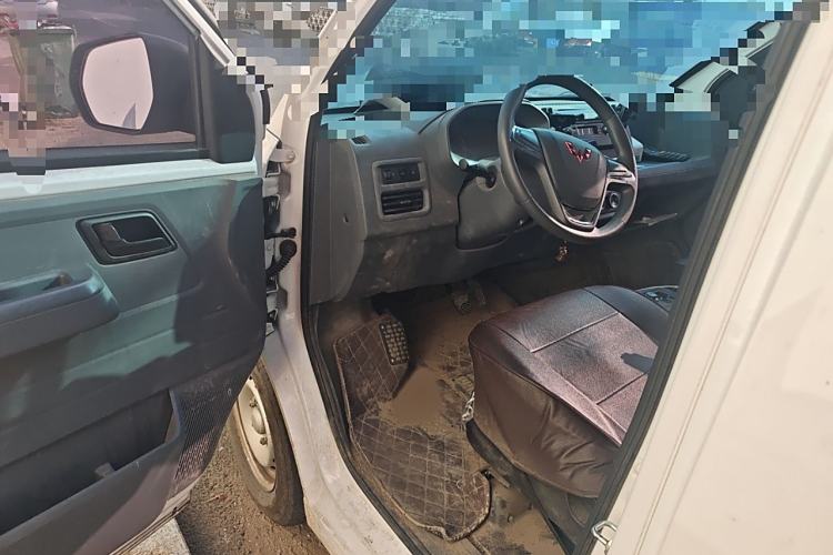 Used Wuling Yangguang 2024 300km Comfort-Grade Passenger Van 60kW