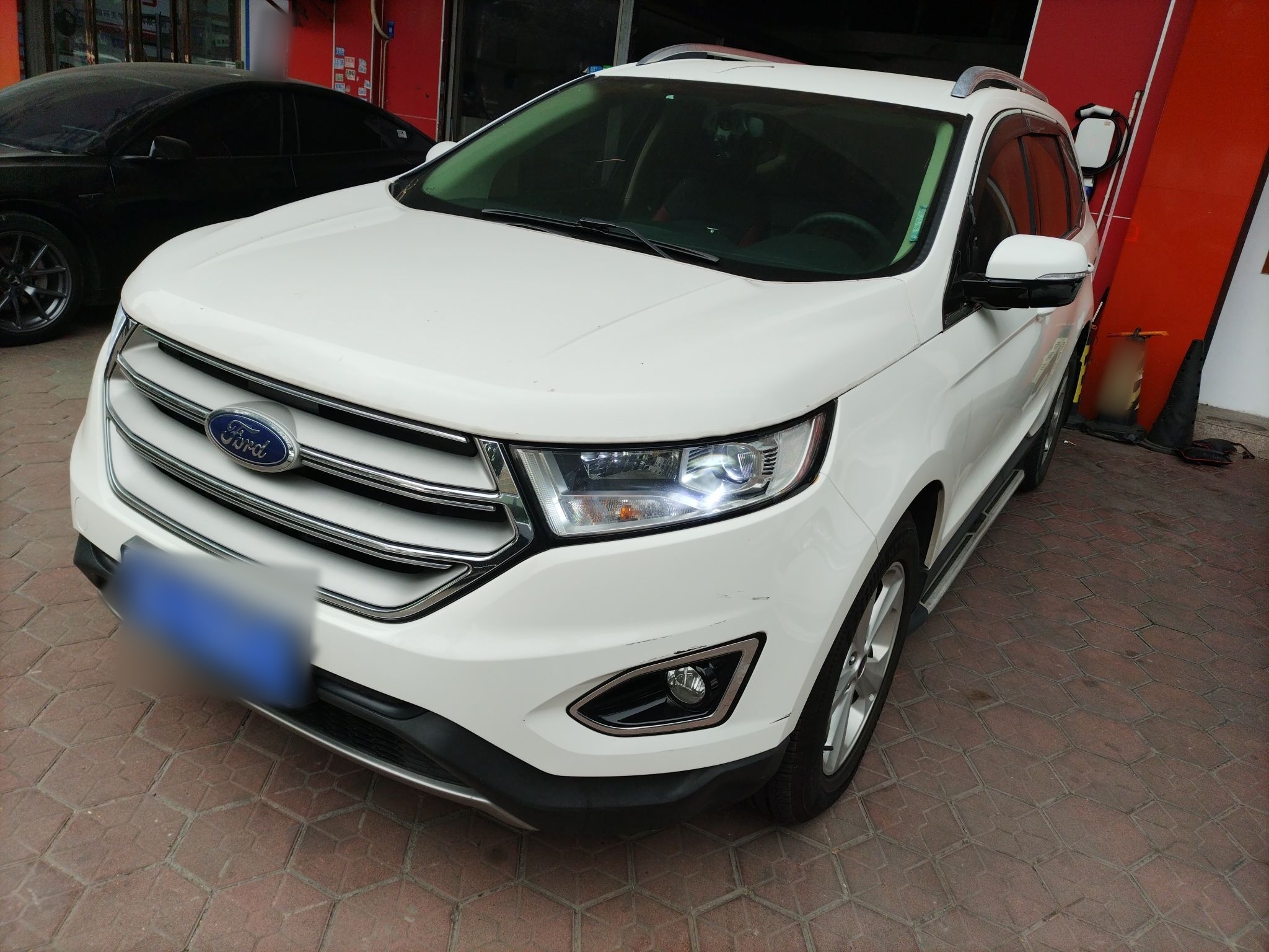 Под передней частью автомобиля