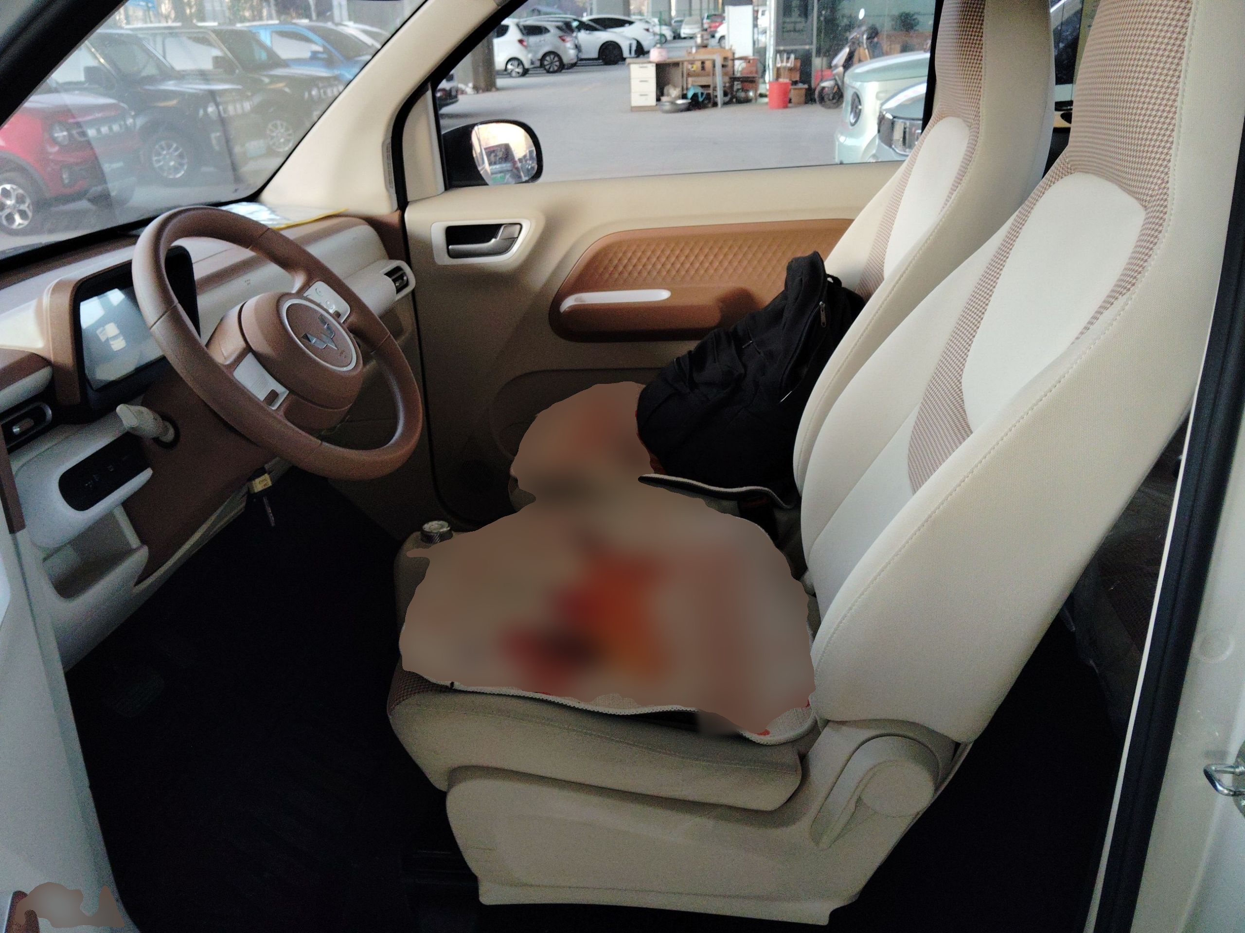 Переднее сиденье в автомобиле