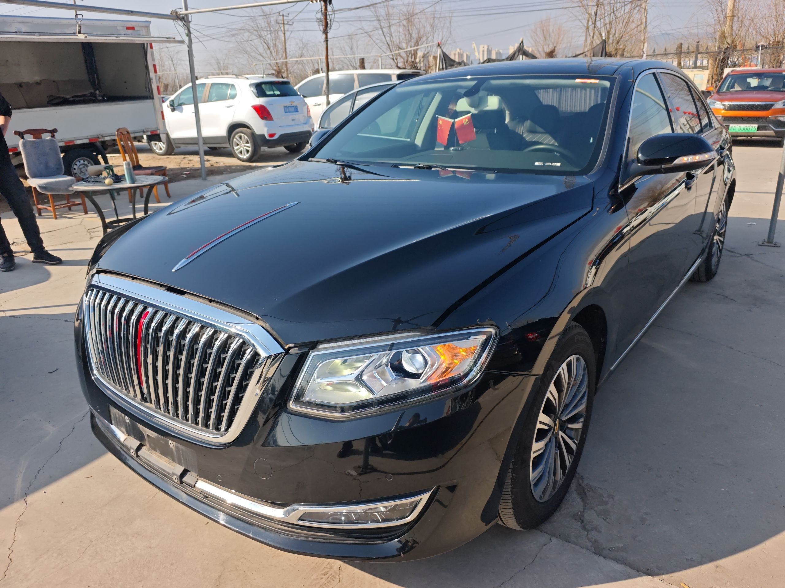 تحت مقدمة السيارة