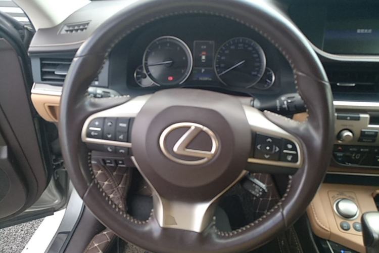 Lexus ES 2015 200 Elite Edition usata